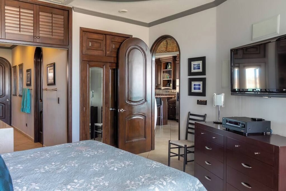 Luxury Beachfront Condo on Sandy Beach