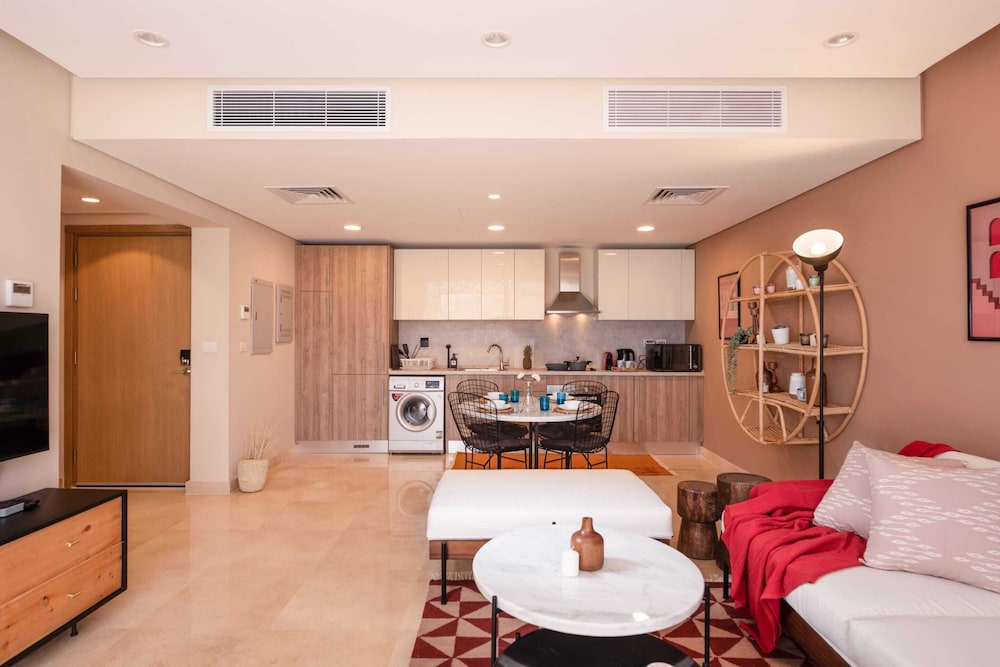 Xuru Stays I Exotic 1bdr w/ Outdoor Terrace Pool & Beach Access