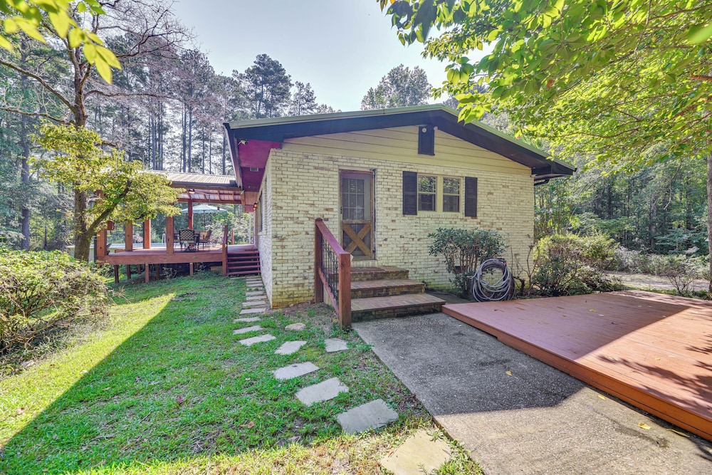 Pool & Deck: Pond-view Getaway in Newnan!