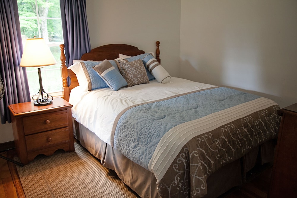 Blue Hill Lodge