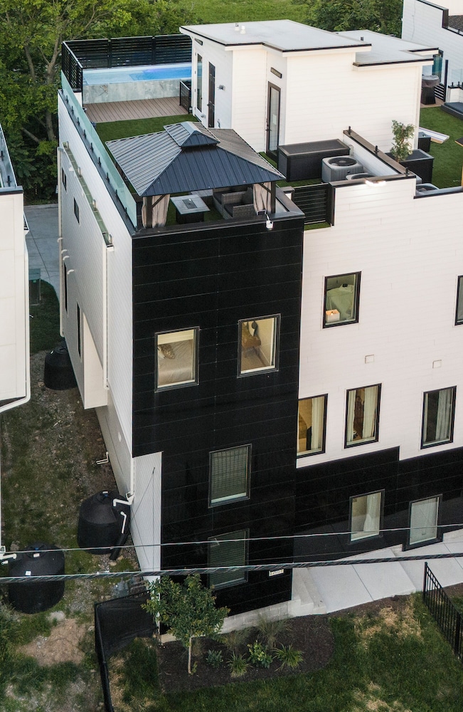 Large Groups - Rooftop Pools - Sleeps 24