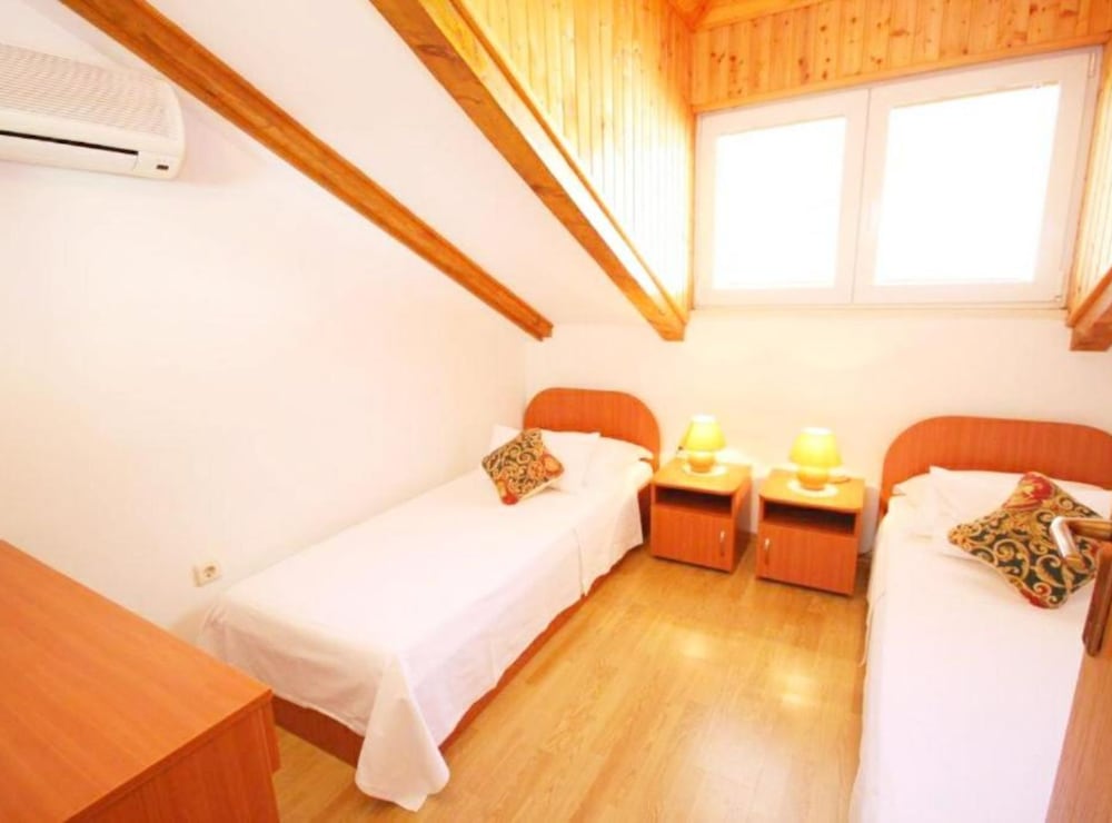 Apartments & Rooms Cakelic II