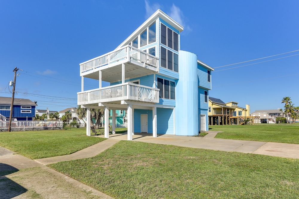 Walk to Beach: Family-friendly Galveston Home! view 2