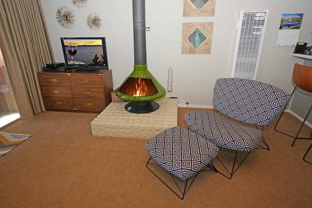 439 Ala Wai, 105 1 Bedroom Condo by RedAwning