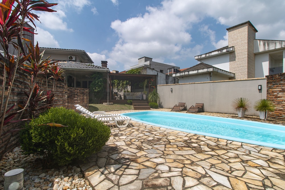 Casa com Piscina Churrasq e Wi-fi em Crici ma SC