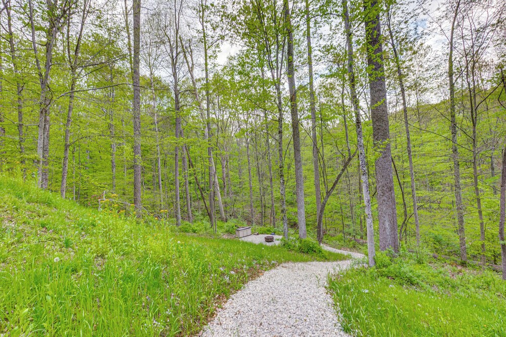 15 Mi to Hocking Hills: Secluded Cabin w/ Hot Tub