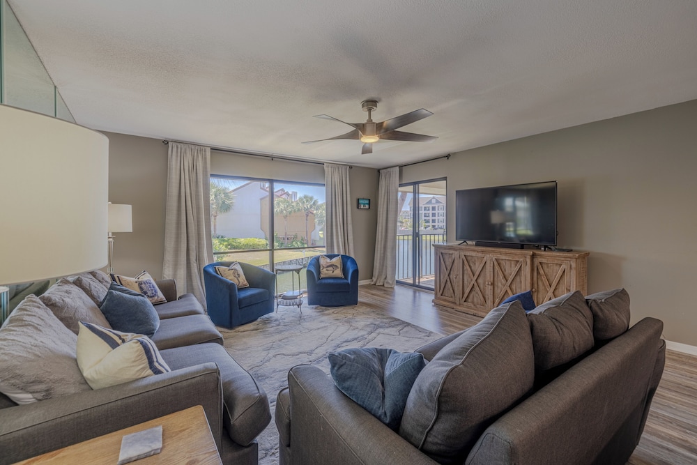 2BR Condo in Edgewater Resort With Golf, Tennis, Pools & Free Tram Service!