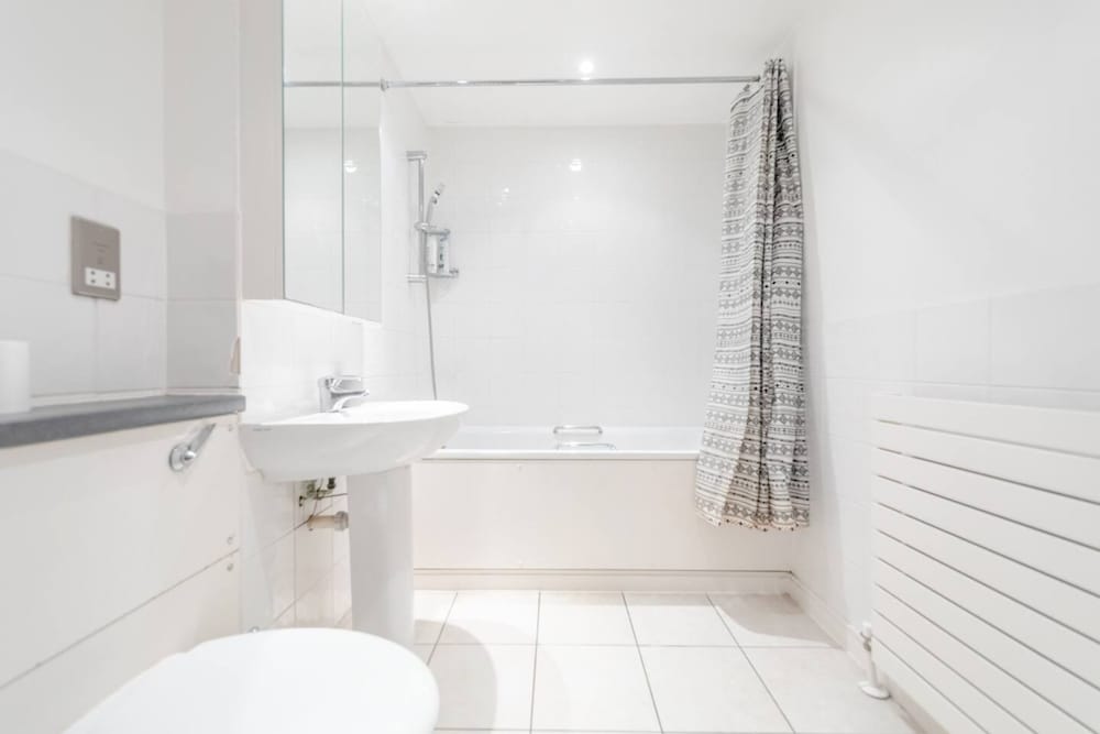 Spacious 2 Bedroom Apartment Near White City