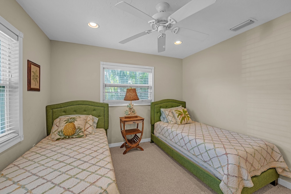 Comfy Home W/ Heated Pool Near Siesta Key Beach 2 Bedroom Home