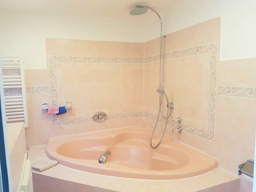B&B With Charm - Quiet With Kitchen & sw Pool
