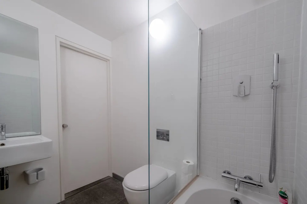 Stylish & Light Victorian 2BD Flat - Holland Park
