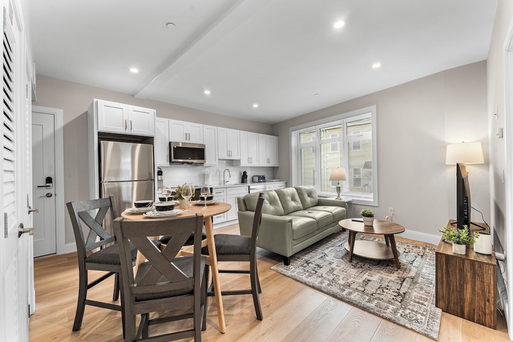 Luxury 2BR near Cambridge