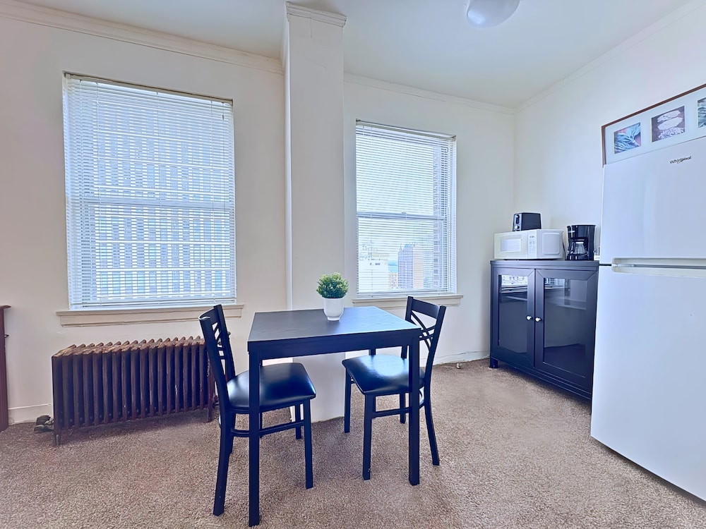 1BR Gold Coast Vintage Gem - SP 1700