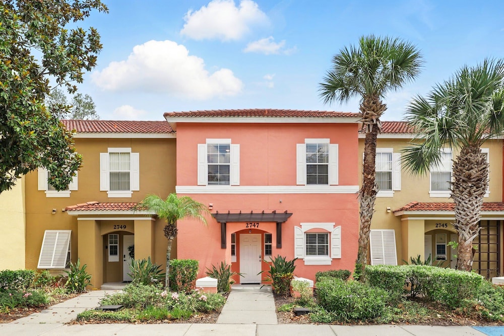 Disney Charm, Steps From Pool and Clubhouse!