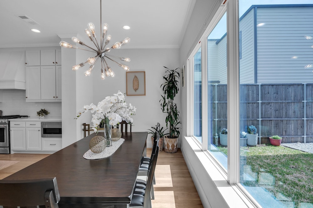 Modern 3br In Bishop Arts Walk To Shops & Dining 3 Bedroom Duplex