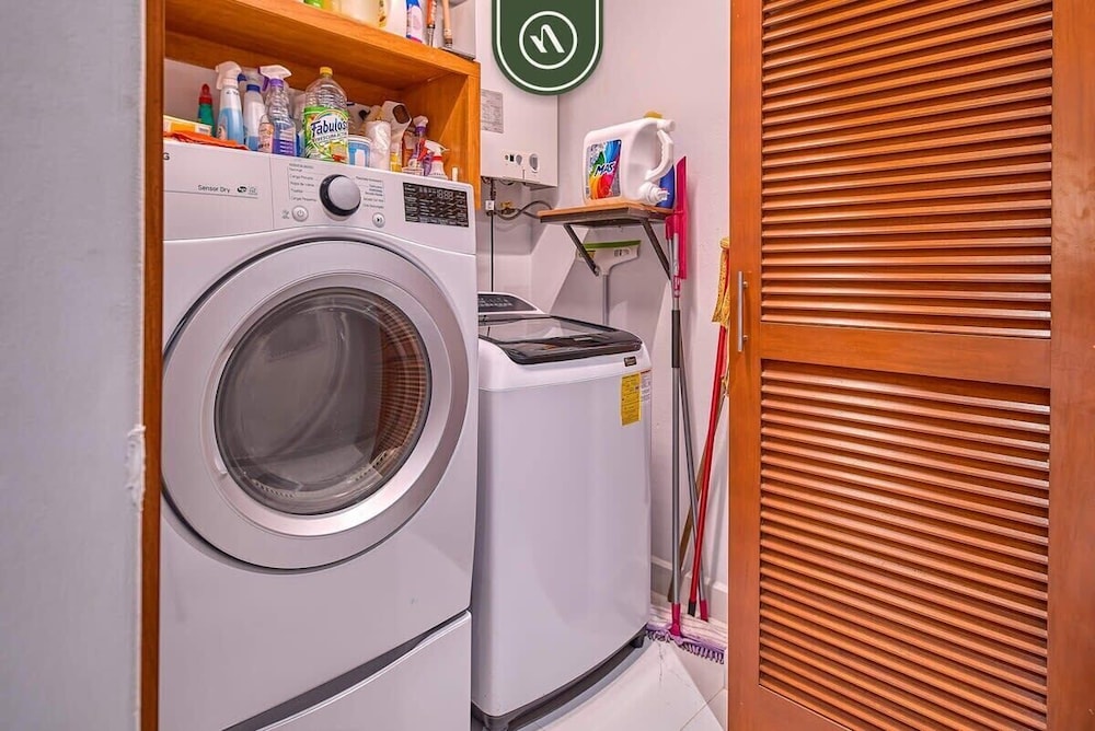 Modern 2BR Condo in Old Town - Private Terrace