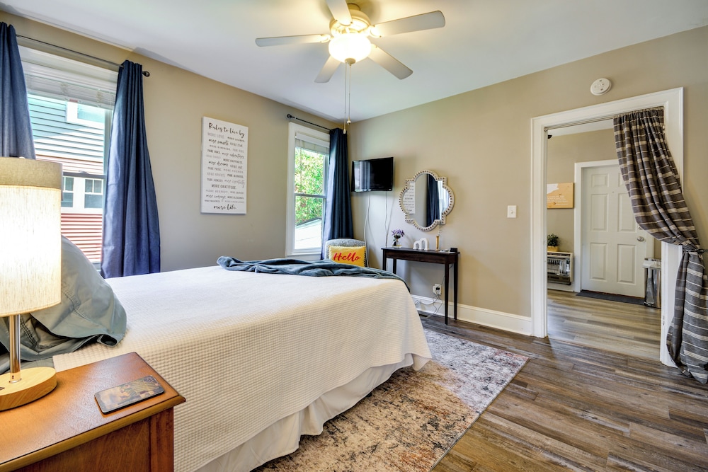 Walk Downtown: Inviting Apartment in Greensboro!