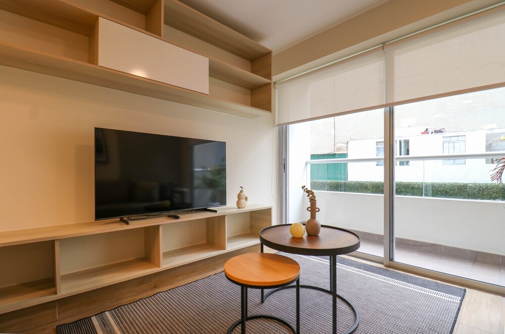 Perfect 1BR With Balcony in Luxurious Building