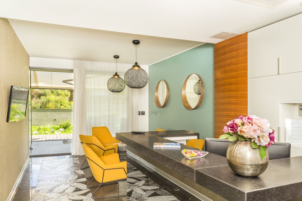 Hotel Oasis Life - Image 1