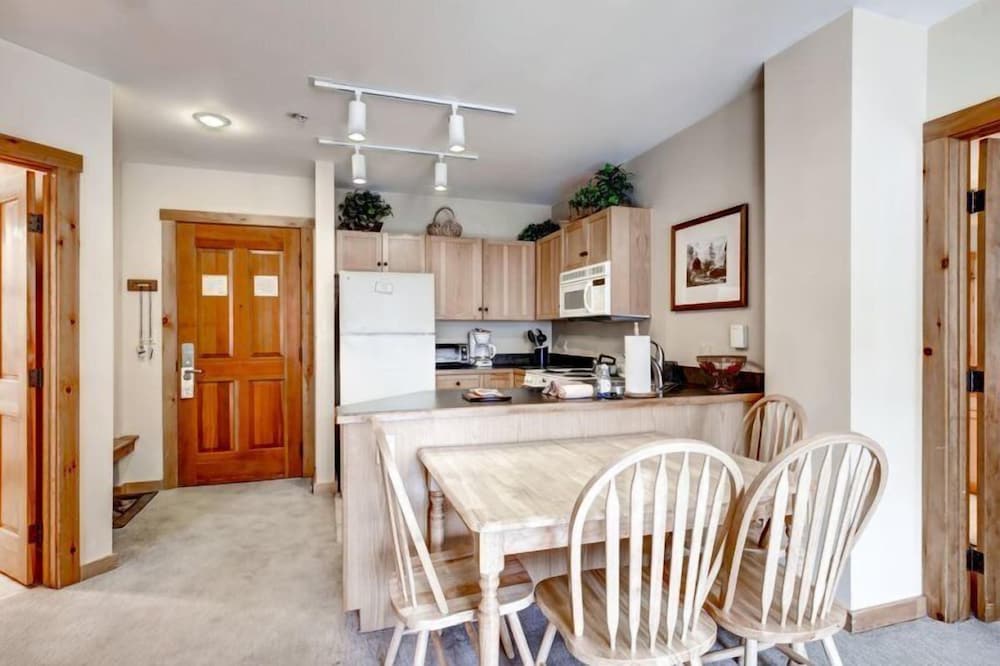 River Run Village 2 Bedroom Condo - 100 yards to slopes, Pool, Hot Tub Access