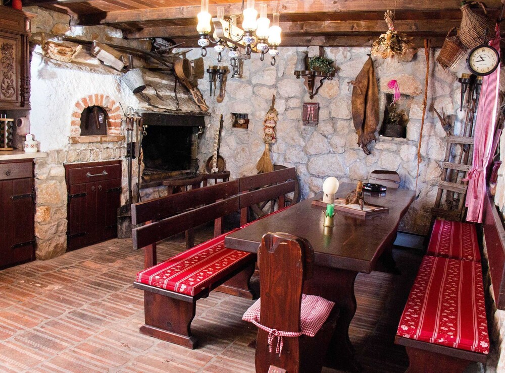 Authentic Dalmatian Hillside Escape With Pool, Sauna & BBQ