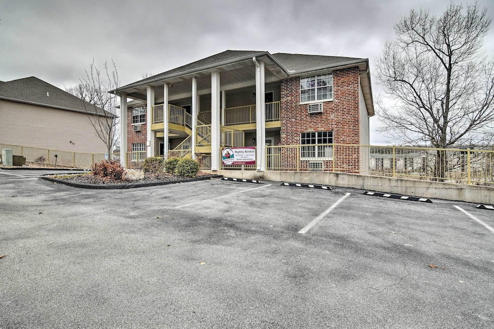 Branson Condo w/ Pool & Golf Course Views! view 4