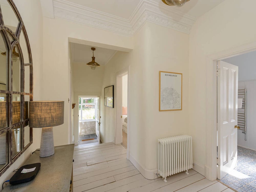Forthview - Traditional 2 Bedroom Apartment view 2