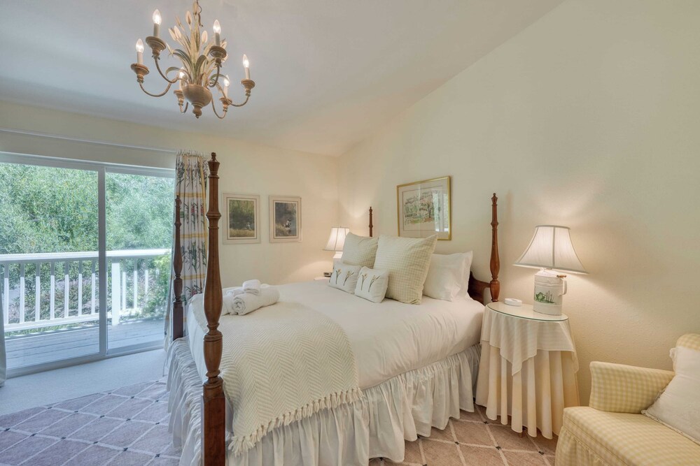 Glen Ellen Escape 5BR Retreat w/ Pool, Hot Tub, Hammocks & Vineyard Views