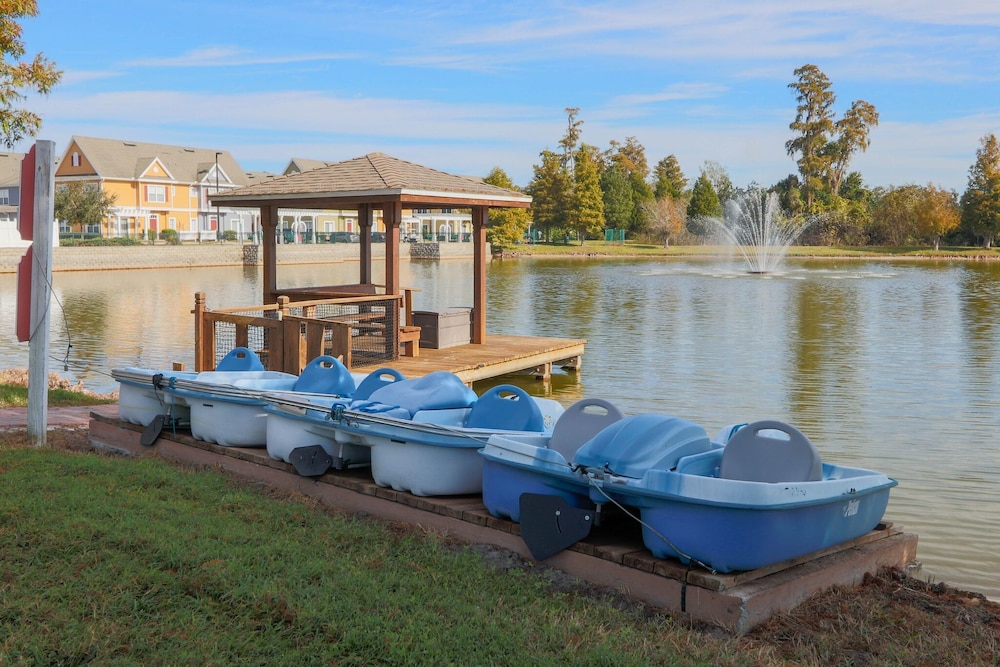Near Theme Parks! Gorgeous 3 BR Town Home, Splash Park, Pool, Lake, And More!