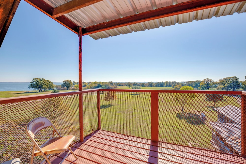 Group Getaway! Multi-level Lodge on Lake Tawakoni