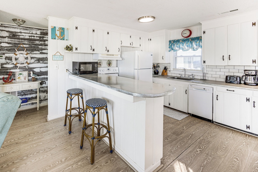 Oceanfront Home w/ Deck & Views in Surfside Beach!