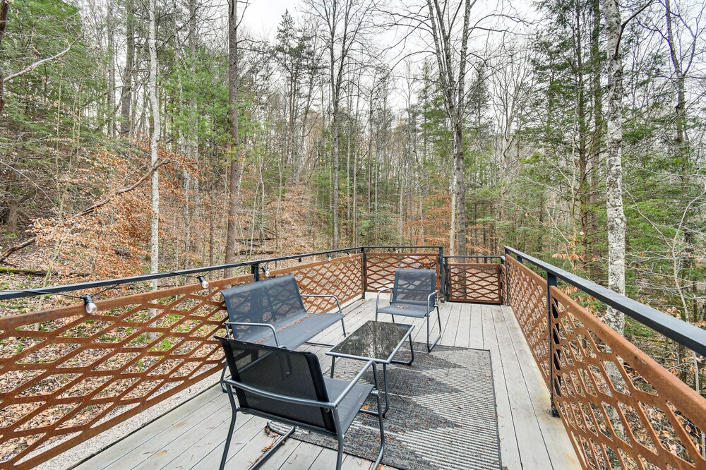 Secluded Red River Gorge Cabin w/ Rooftop Deck!