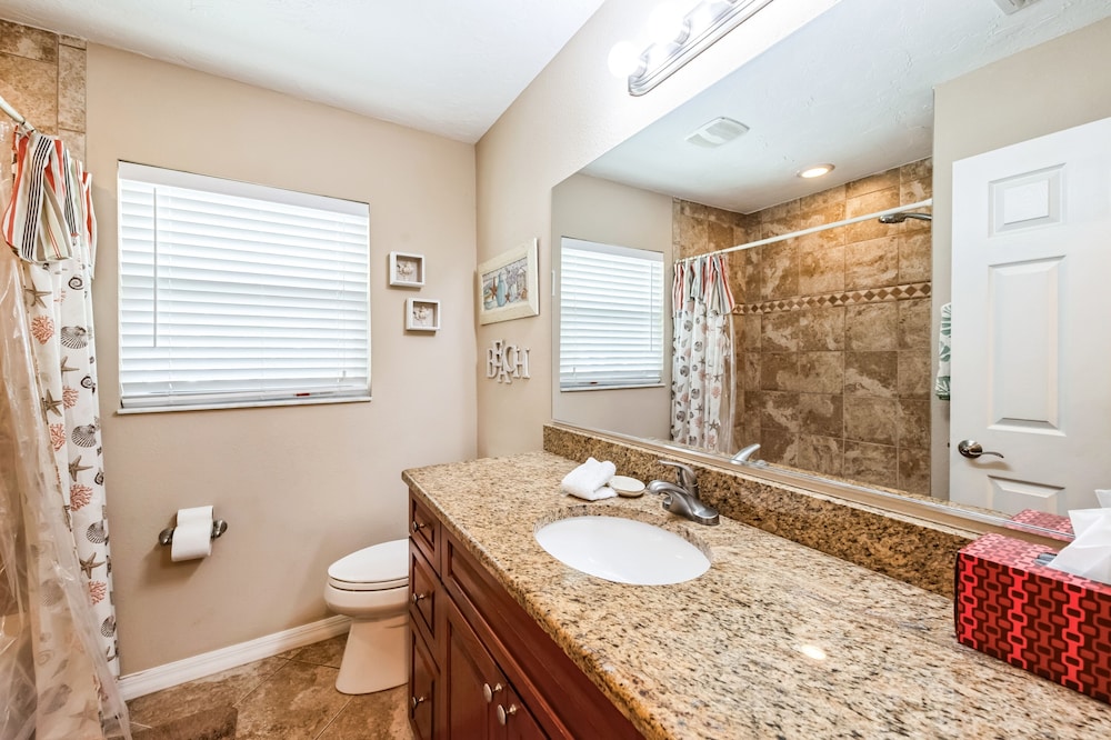 Comfy Home W/ Heated Pool Near Siesta Key Beach 2 Bedroom Home