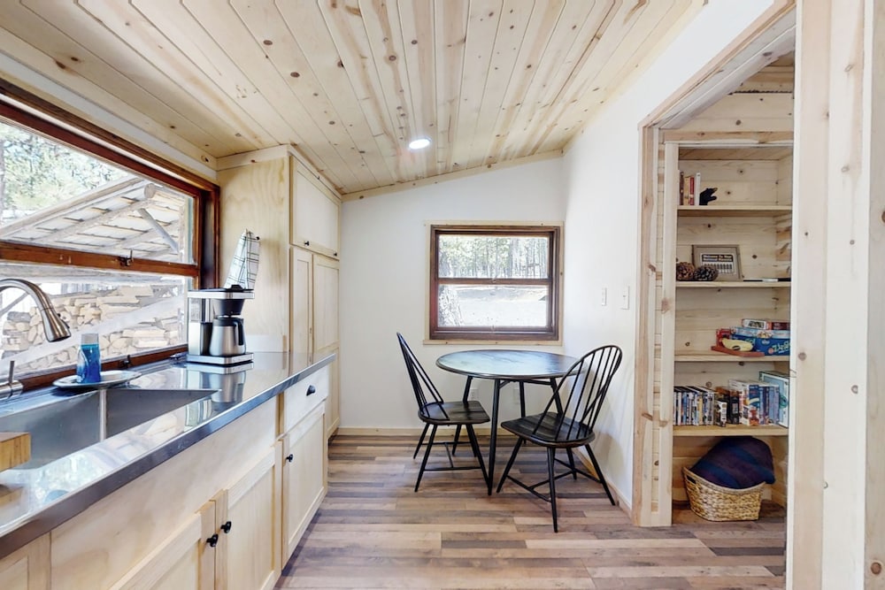 Secluded, Quiet Cabin in the Pines w/ Fire Pit