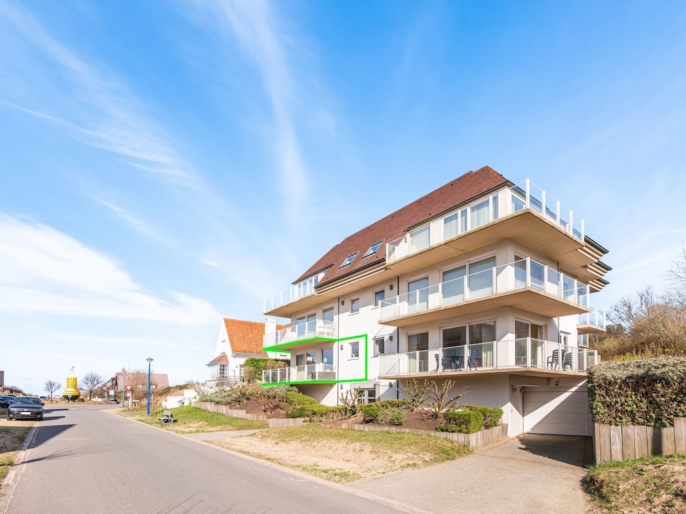 Gold 01 Within Walking Distance of the Beach