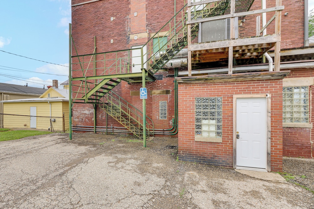 Downtown Apt: 23 Mi to Hocking Hills State Park