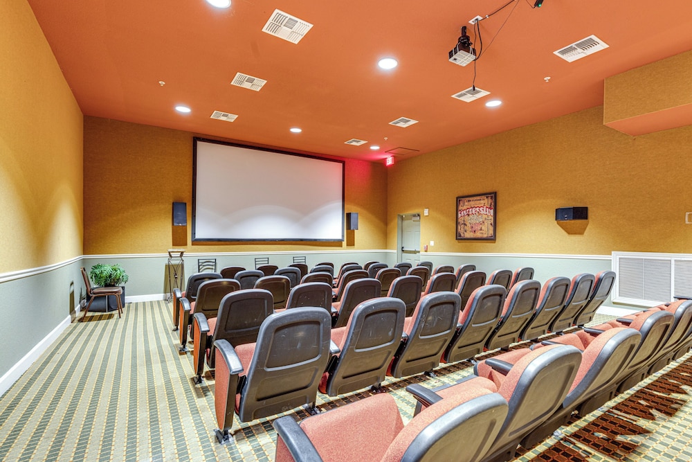 Resort Retreat w/ Outdoor Oasis: 13 Mi to Disney!