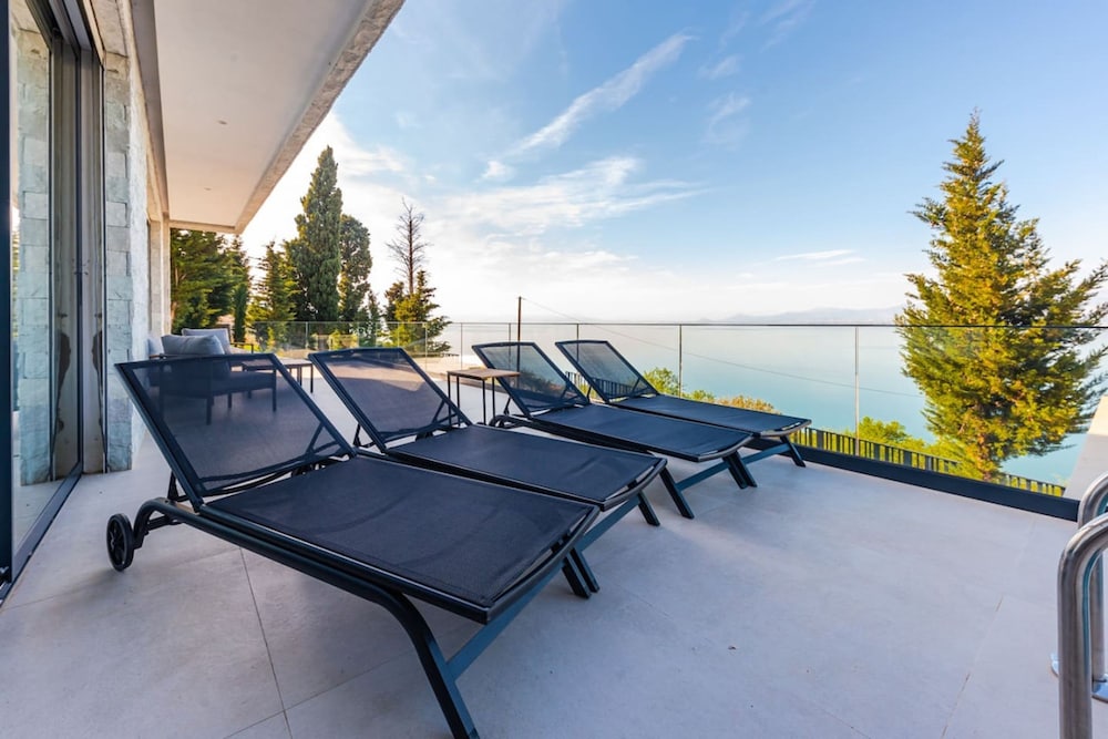 Villa Serenity Luxury Lakeside Manor