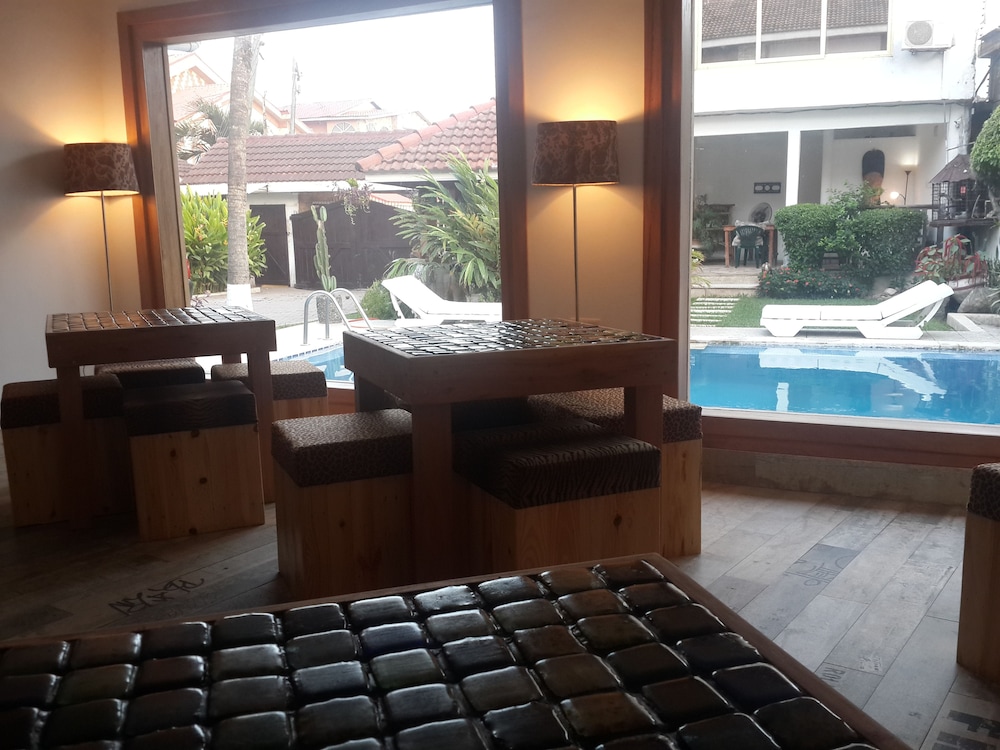 La Paradise Inn