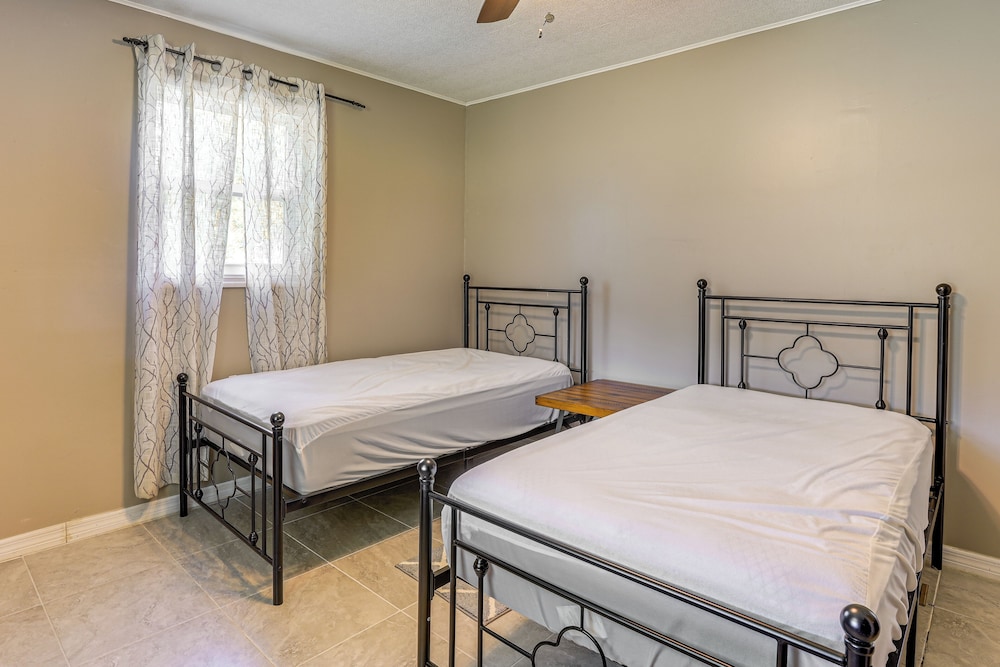 16 Mi to Wec: Horse-friendly Home on 5 Acres!
