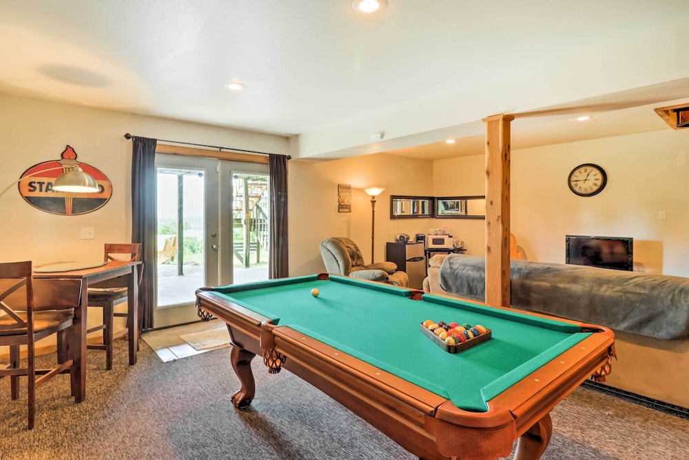 Rustic Lamar Cabin w/ Deck  Private Hot Tub - Property Image 2