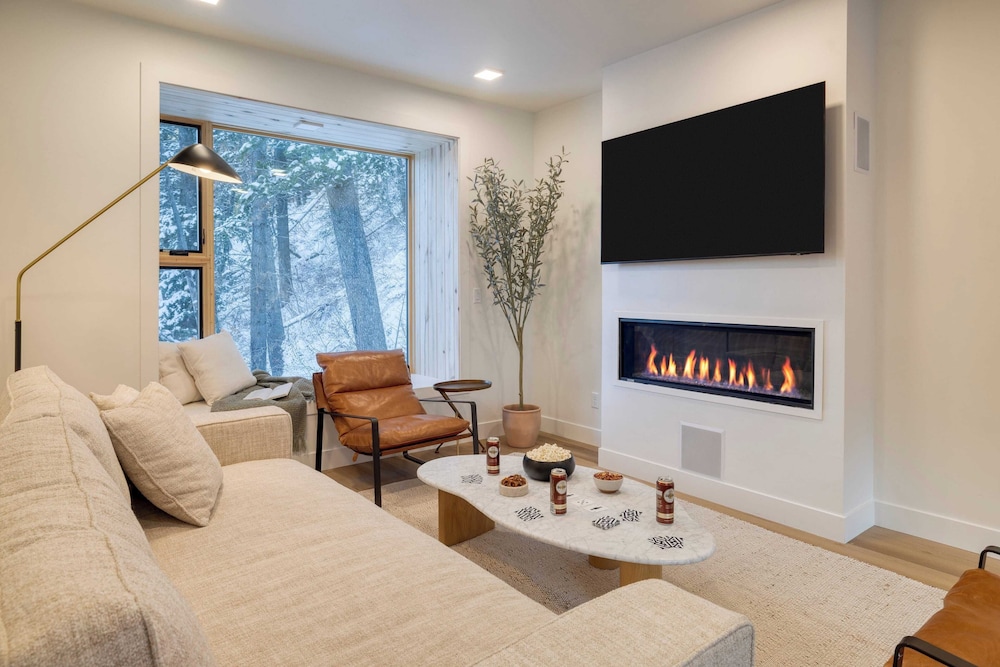 Parkview Mountain House Luxury Ski Home w/ Hot Tub Near Trails & Downtown