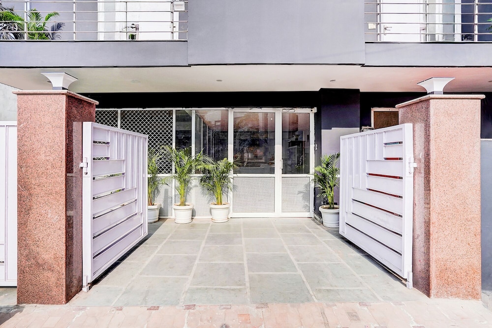 Fabhotel Cyberhub Suits