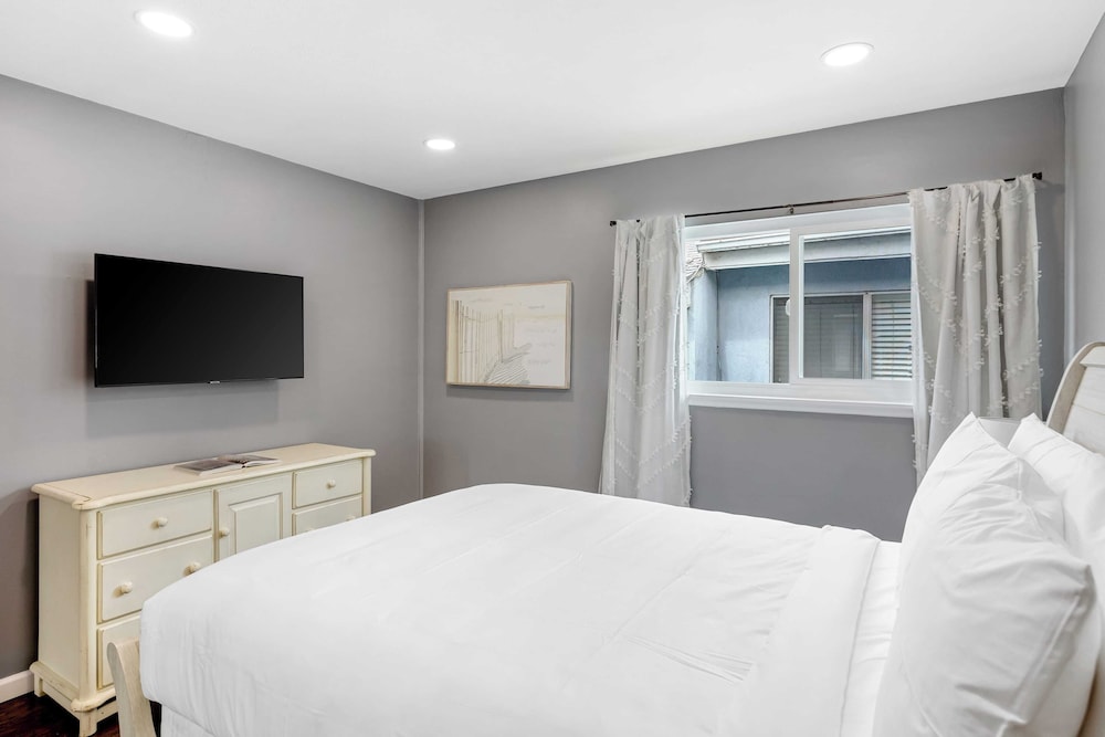 Topside Newport Rooftop Balcony + Ocean Views + Walk to Pier, Marina Village