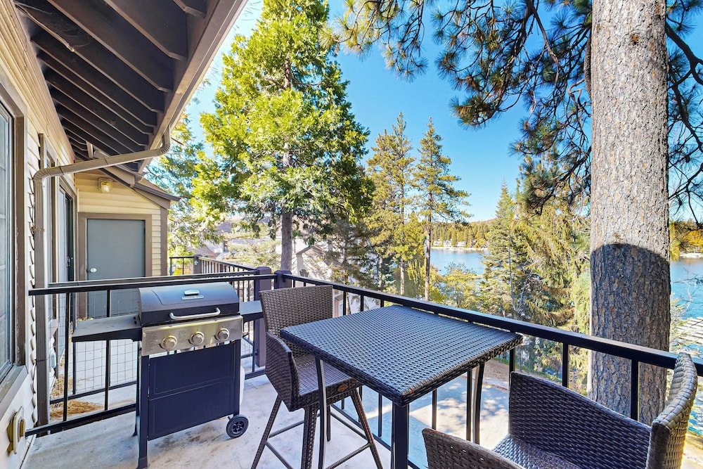 3 BR Lake Condo w/ Shared Pool & Spa