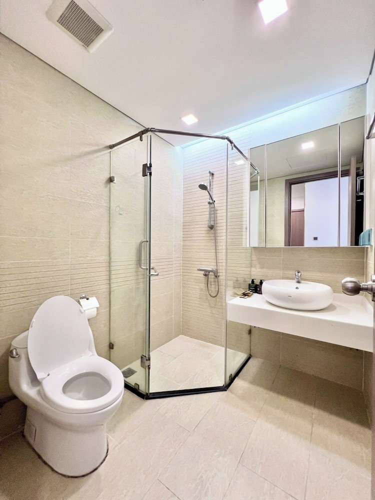 Apartment Landmark 81 by Urban Home