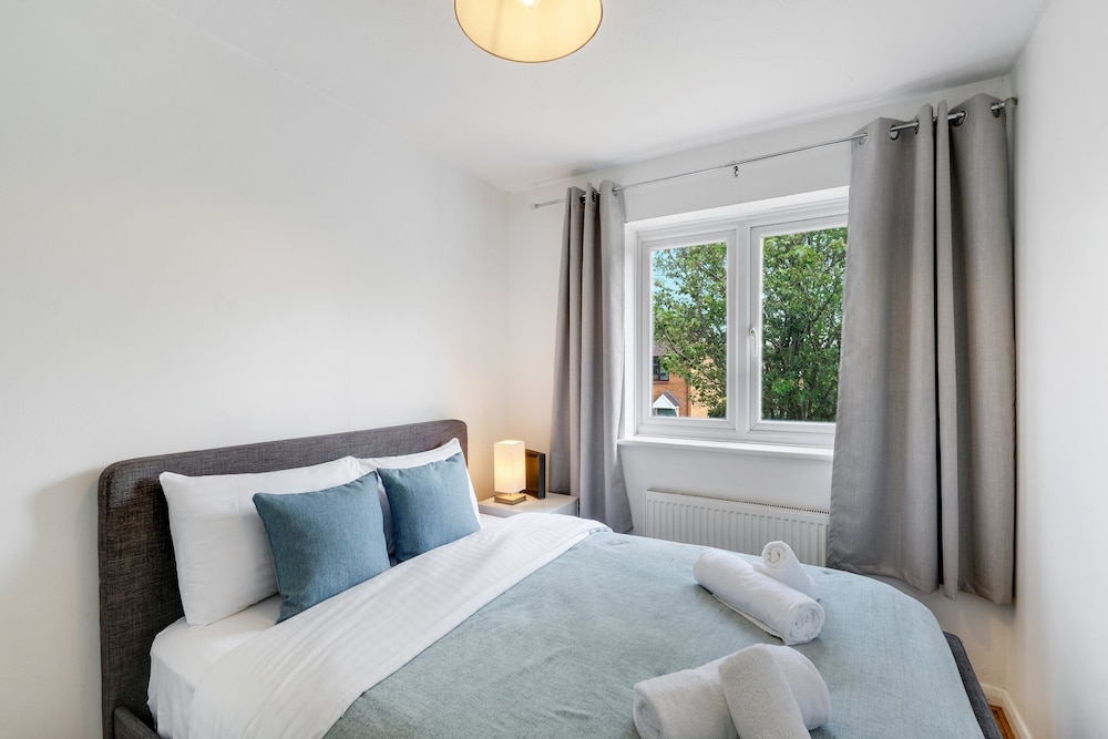 Sharp Close 4 Bedroom 2 Bath - Aylesbury