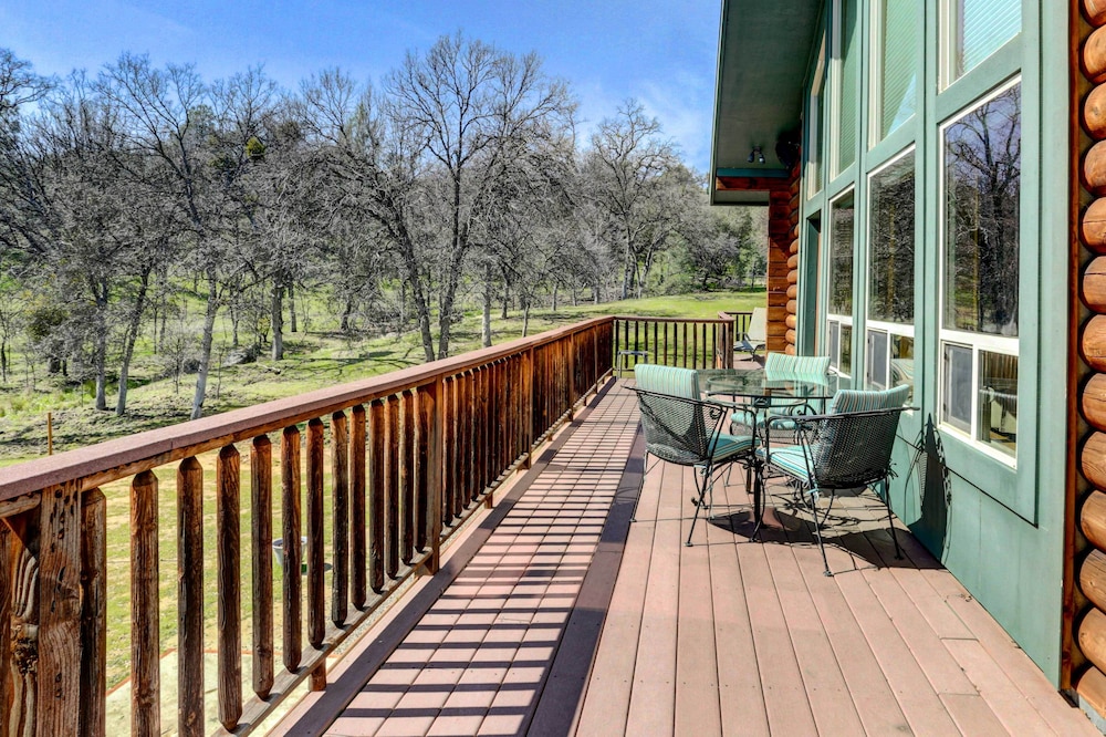 Spacious Mariposa Cabin w/ Deck & Private Hot Tub! view 5