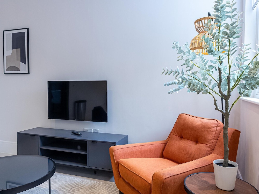Modern Two-bedroom Near London Zoo by Sojo Stay