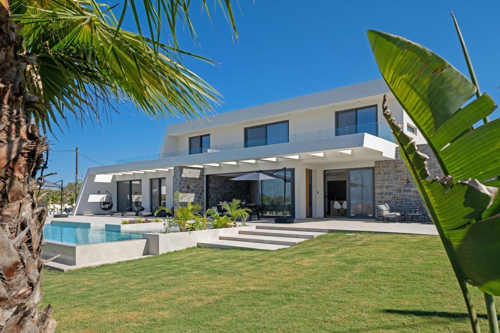 Aethra Grand- Luxury 5-bed Villa 850m From Beach